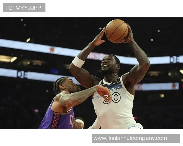 外线火力全开爱德华兹三节狂砍37分三分球命中率高达583