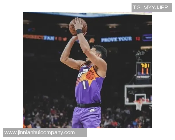 布克半场表现低迷仅得3分3板2助次节全失火力引发球迷热议